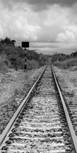 黑白相间的铁轨。图片下载