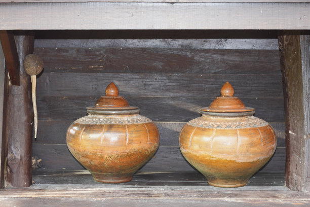 泰国的陶瓷水壶。图片下载