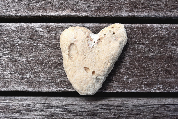 心形标志上的老木头背景图片下载