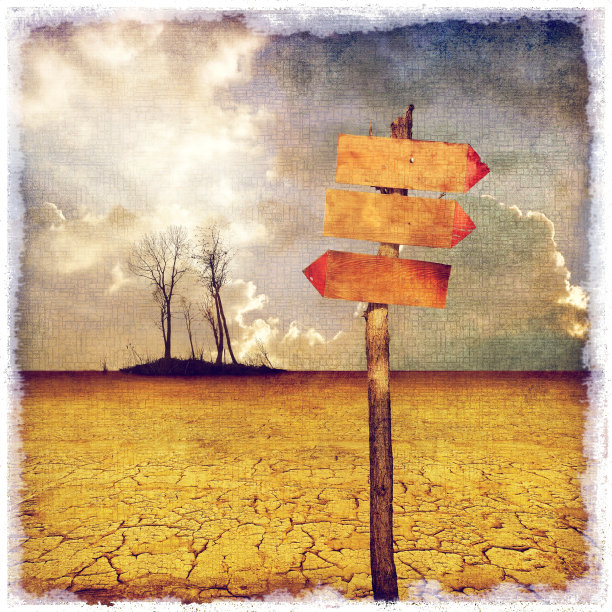 乌云密布的天空上，三个木制的空白标志图片下载