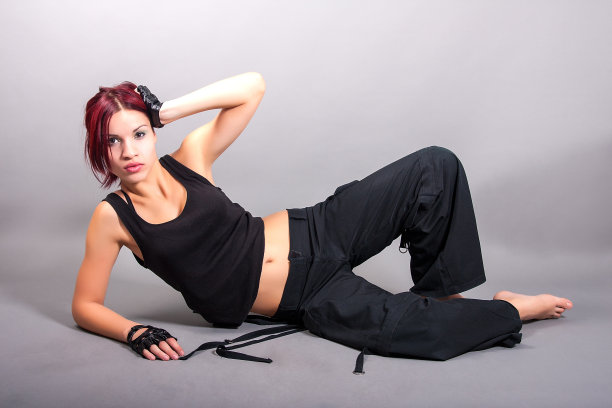 有吸引力的舞者。女孩躺在地板上图片下载