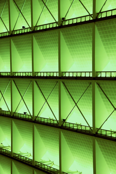 金属设计的现代建筑内部，绿灯图片下载