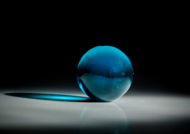 蓝色的玻璃球图片下载