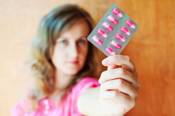 女孩和药片图片下载