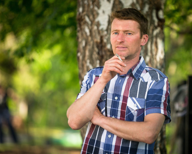 在户外吸烟的男子(关于吸烟的图片)图片下载