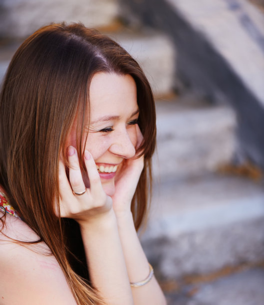 红发女孩微笑。图片下载