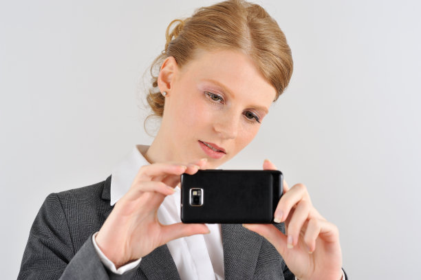 女性用手机拍照图片下载