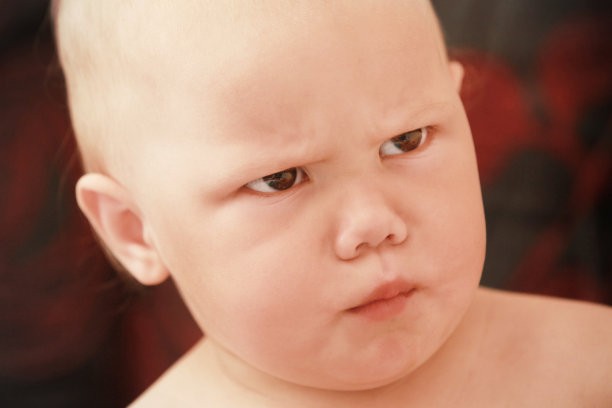 有趣的愤怒的小女孩特写肖像在黑暗模糊的背景图片下载