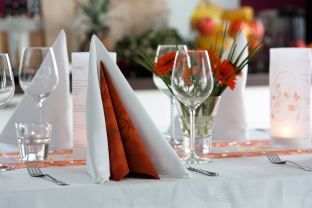 装饰好的餐桌图片下载