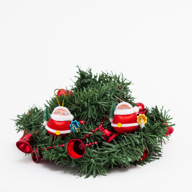 圣诞花环上有两个红色的小圣诞老人图片下载