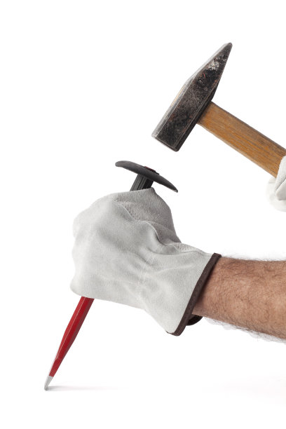 工人手中的锤子和凿子图片下载