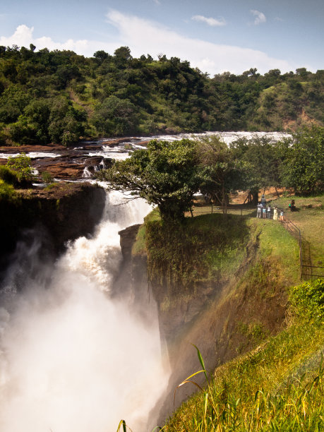 水以人为背景从悬崖上倾泻而下图片下载