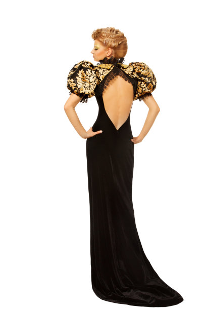 穿着黑色时装长裙的女人赤裸着后背图片下载