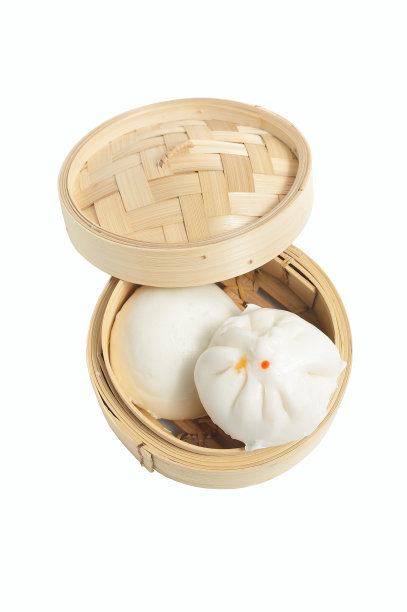 竹篓里的中国馒头在白色的背景上图片下载