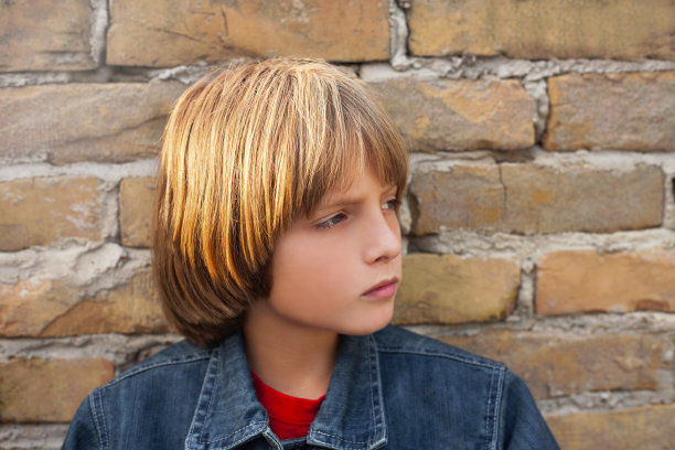 愁眉苦脸的孩子图片下载