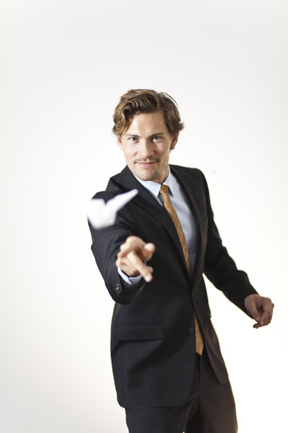 商人扔纸飞机图片下载