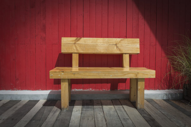 在晴天把椅子放在阴凉处图片下载