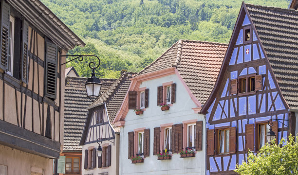 阿尔萨斯村的彩色半木房子。法国。图片下载