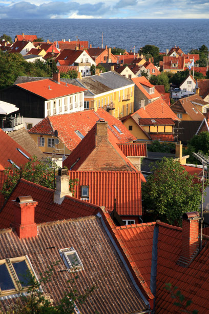 红色屋顶的古德杰姆，波恩霍姆岛，丹麦图片下载