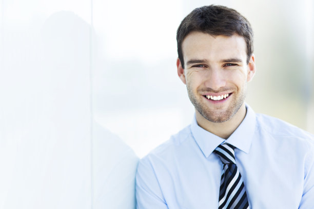 年轻的商人微笑图片下载