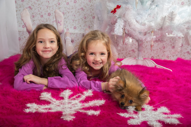 两个女孩和小狗图片下载