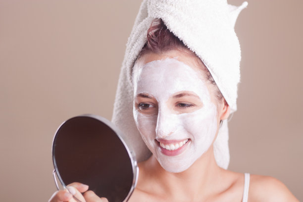 戴着面具照镜子的女孩图片下载