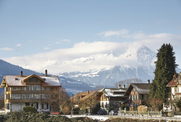 山旁的瑞士村庄图片下载