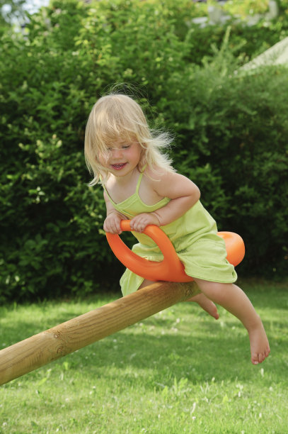 小女孩在跷跷板上图片下载