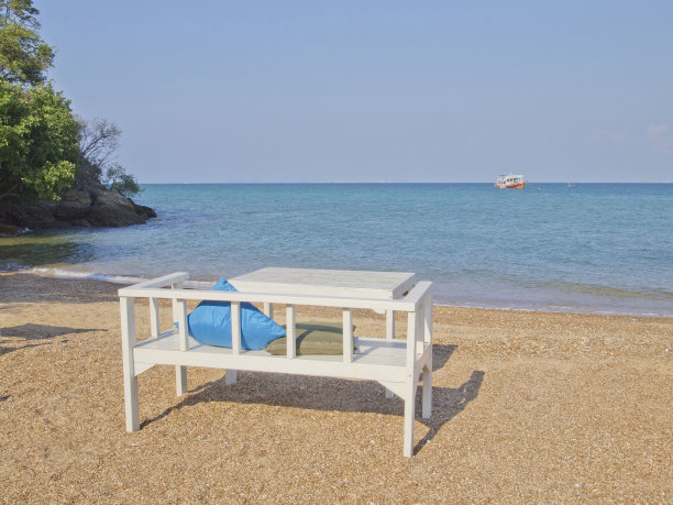 沙滩上舒适的椅子枕头图片下载