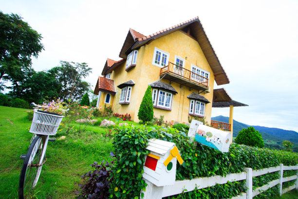 山为背景的漂亮房子图片下载