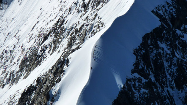 在美丽的山脊上登山的人图片下载