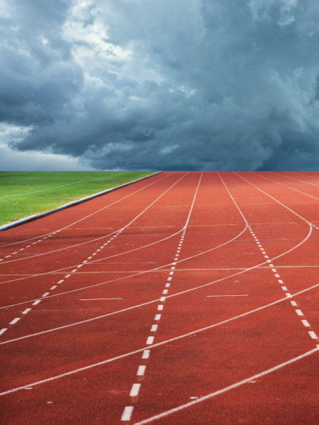 通向风暴的跑道图片下载