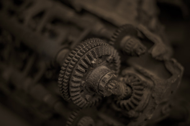 生锈的旧引擎图片下载