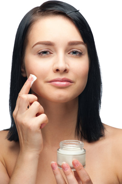 涂抹保湿霜的女人图片下载