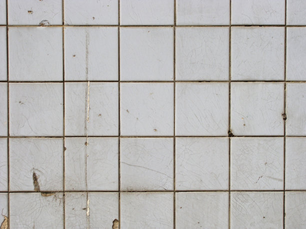 损坏的白色瓷砖墙壁与瓷砖图片下载