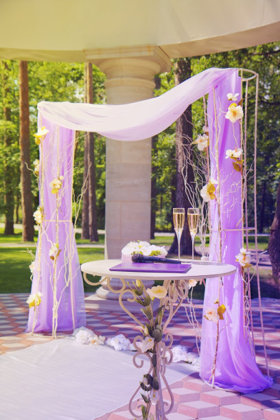 美丽的婚礼凉亭在夏季公园图片下载