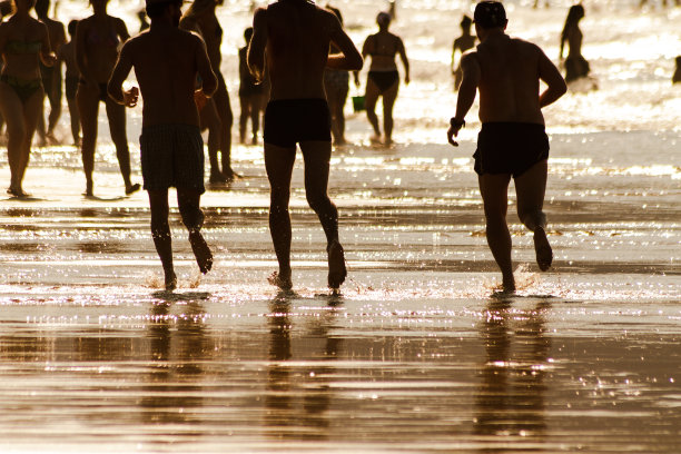 沙滩上的跑步者图片下载