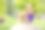 年轻的金发女孩看着夏天过去图片下载