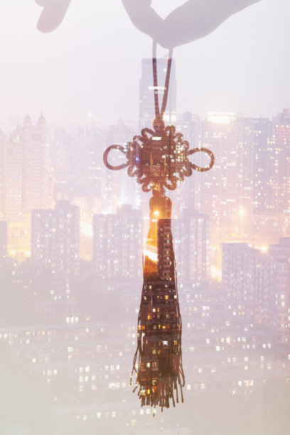 手持中国结，夜景城市素材图片