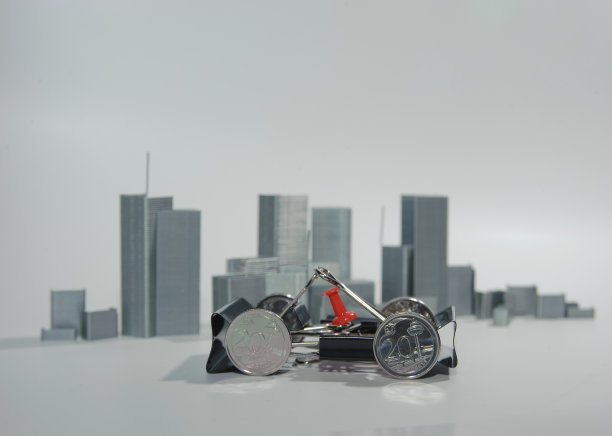 用各种文具和硬币制成的带有城市景观的玩具车图片下载