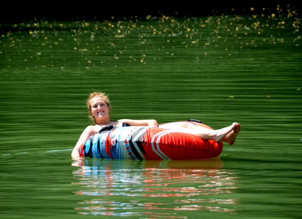 在湖上放松图片下载