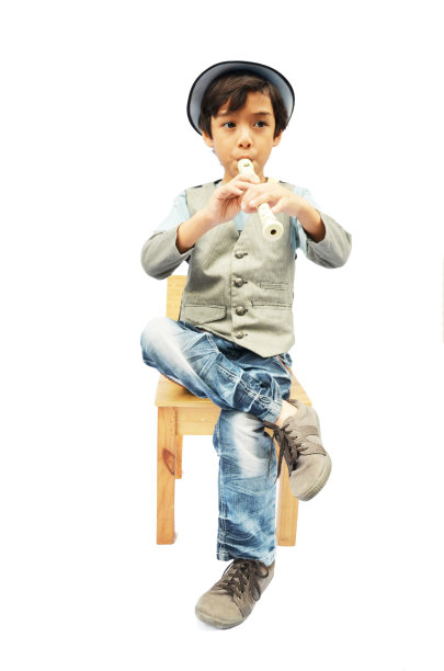 小男孩吹笛子图片下载