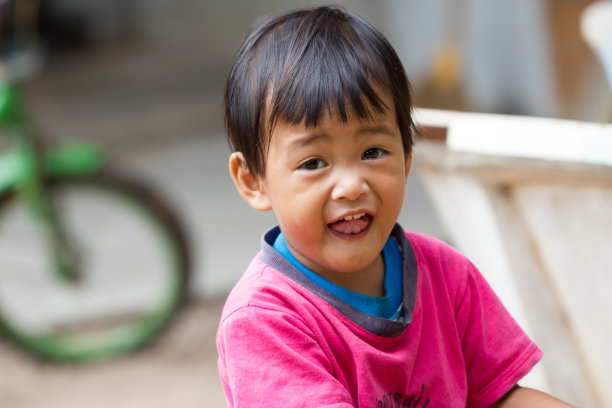 可爱的小女孩在一个公园的特写微笑图片下载