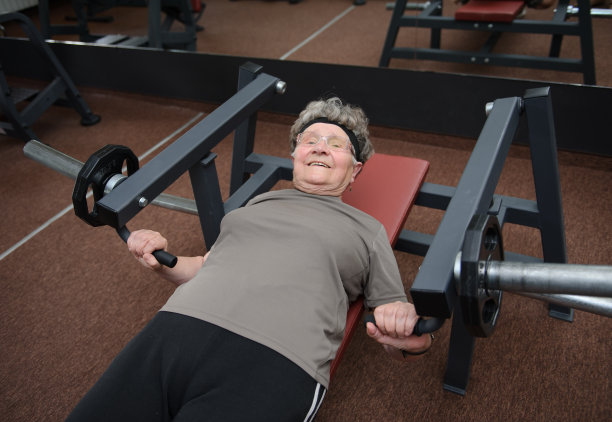 积极运动的老年妇女图片下载