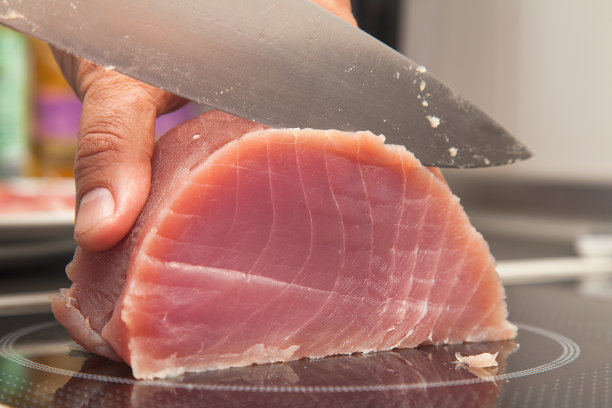 用刀切金枪鱼肉图片下载