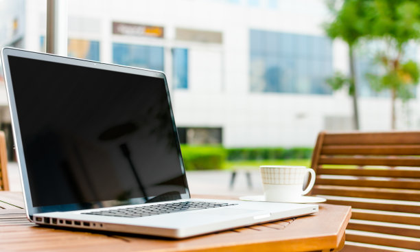 咖啡店的笔记本电脑图片下载