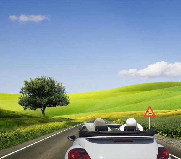 开着白色的敞篷车图片下载