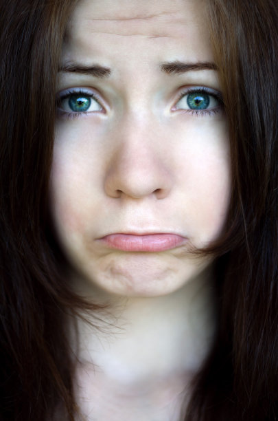 生气的女孩图片下载