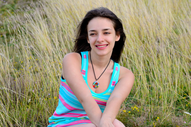 美丽的黑发女孩坐在干草上图片下载