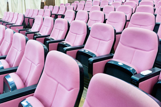 空荡荡的大厅里摆着扶手椅图片下载